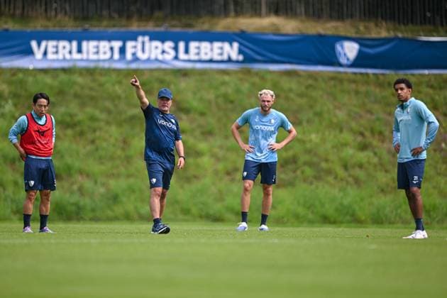 14.07.2025, Fussball, Saison 2025 2026, 2. Bundesliga, Vorbereitung, Sommertrainingslager des VfL Bochum in Scheffau am Wilden Kaiser, Koji Miyoshi (VfL Bochum 1848) (l-r), Trainer Dieter Hecking (VfL Bochum 1848), Philipp Strompf (VfL Bochum 1848), Francis Onyeka (VfL Bochum 1848) xRHR-FOTO YYx