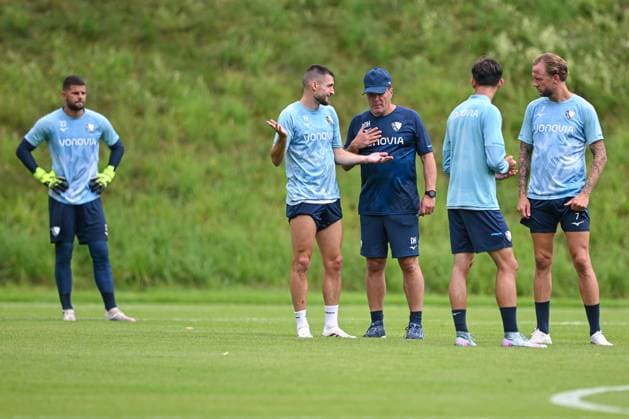 14.07.2025, Fussball, Saison 2025 2026, 2. Bundesliga, Vorbereitung, Sommertrainingslager des VfL Bochum in Scheffau am Wilden Kaiser, Torwart Niclas Thiede (VfL Bochum 1848) (l-r), Matus Bero (VfL Bochum 1848), Trainer Dieter Hecking (VfL Bochum 1848), xRHR-FOTO YYx