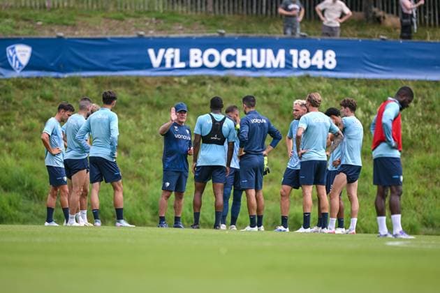 14.07.2025, Fussball, Saison 2025 2026, 2. Bundesliga, Vorbereitung, Sommertrainingslager des VfL Bochum in Scheffau am Wilden Kaiser, Trainer Dieter Hecking (VfL Bochum 1848) spricht mit den Spielern, xRHR-FOTO YYx