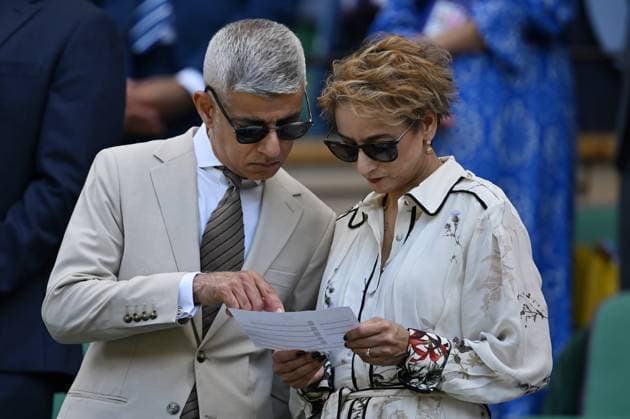 Day Fourteen: The Championships - Wimbledon 2025 LONDON, ENGLAND - JULY 13: Sir Sadiq Khan, Mayor of London, speaks with Saadiya Khan in the royal box on day fourteen of The Championships Wimbledon 2025 at All England Lawn Tennis and Croquet Club on July 13, 2025 in London, England. (Photo by Visionhaus via ) London All England Lawn Tennis and Croq England United Kingdom Copyright: xVisionhausx 776305105