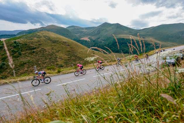 Tour de France 2025 Stage 10 LE MONT-DORE PUY DE SANCY, FRANCE - JULY 14 : Quinn Sean (USA) of EF Education - EasyPost in action during stage 10 of the 112th edition of Tour de France an UCI World Tour 2.UWT cycling road race stage for Men Elite of 163 km with start in Ennezat and finish in Le Mont-Dore Puy de Sancy on July 14, 2025 in Le Mont-Dore Puy de Sancy, France, 14 07 2025 ( Motordriver Kenny Verfaillie - Le Mont-Dore Puy de Sancy France  Copyright: xLucaxBettinix
