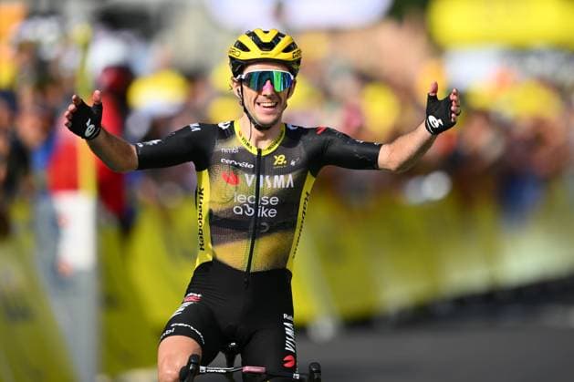 Tour de France 2025 Stage 10 LE MONT-DORE PUY DE SANCY, FRANCE - JULY 14 : Yates Simon (GBR) of Team Visma - Lease a Bike celebrating his victory during stage 10 of the 112th edition of Tour de France an UCI World Tour 2.UWT cycling road race stage for Men Elite of 163 km with start in Ennezat and finish in Le Mont-Dore Puy de Sancy on July 14, 2025 in Le Mont-Dore Puy de Sancy, France, 14 07 2025 ( Motordriver Kenny Verfaillie - Le Mont-Dore Puy de Sancy France  Copyright: xVincentxKalutx