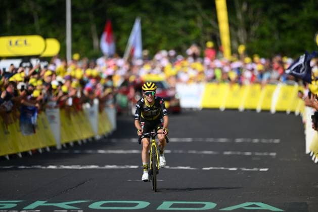 Tour de France 2025 Stage 10 LE MONT-DORE PUY DE SANCY, FRANCE - JULY 14 : Yates Simon (GBR) of Team Visma - Lease a Bike celebrating his victory during stage 10 of the 112th edition of Tour de France an UCI World Tour 2.UWT cycling road race stage for Men Elite of 163 km with start in Ennezat and finish in Le Mont-Dore Puy de Sancy on July 14, 2025 in Le Mont-Dore Puy de Sancy, France, 14 07 2025 ( Motordriver Kenny Verfaillie - Le Mont-Dore Puy de Sancy France  Copyright: xVincentxKalutx