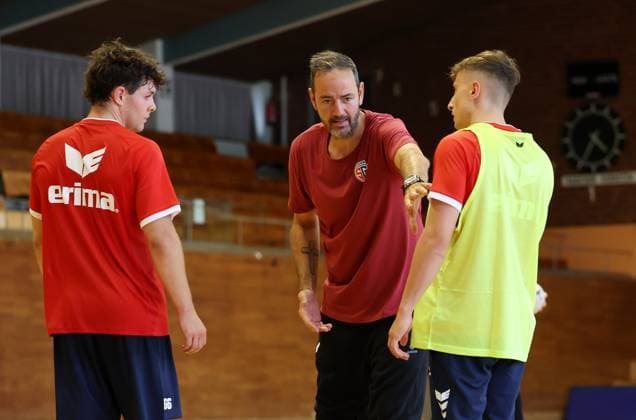 BAU 14.07.2025 Bietigheim Handball SG BBM Bietigheim Trainingsauftakt, v.l. Max Prantner, Trainer Iker Romero, Nico Bacani