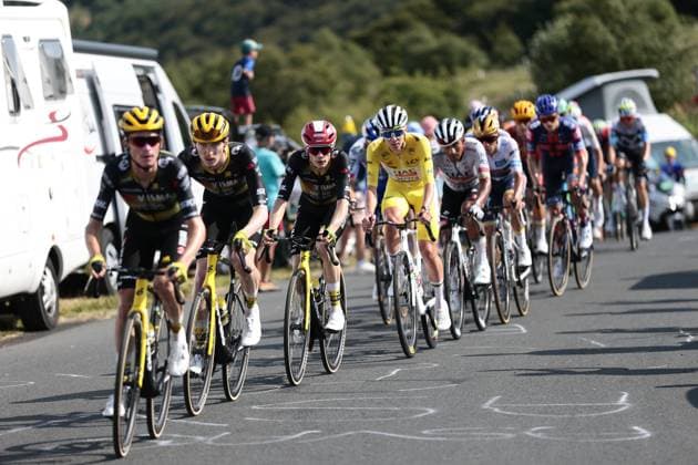 Tour de France 2025 Stage 10 LE MONT-DORE PUY DE SANCY, FRANCE - JULY 14 : Pogacar Tadej (SLO) of UAE Team Emirates - XRG, Vingegaard Jonas (DEN) of Team Visma - Lease a Bike in action during stage 10 of the 112th edition of Tour de France an UCI World Tour 2.UWT cycling road race stage for Men Elite of 163 km with start in Ennezat and finish in Le Mont-Dore Puy de Sancy on July 14, 2025 in Le Mont-Dore Puy de Sancy, France, 14 07 2025 ( Motordriver Kenny Verfaillie - Le Mont-Dore Puy de Sancy France  Copyright: xLucaxBettinix