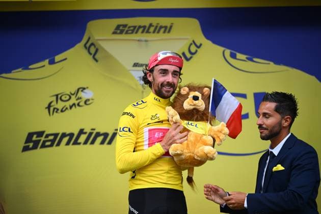 Tour de France 2025 Stage 10 LE MONT-DORE PUY DE SANCY, FRANCE - JULY 14 : Healy Ben (IRL) of EF Education - EasyPost on the podium with the yellow jersey during stage 10 of the 112th edition of Tour de France an UCI World Tour 2.UWT cycling road race stage for Men Elite of 163 km with start in Ennezat and finish in Le Mont-Dore Puy de Sancy on July 14, 2025 in Le Mont-Dore Puy de Sancy, France, 14 07 2025 ( Motordriver Kenny Verfaillie - Le Mont-Dore Puy de Sancy France  Copyright: xVincentxKalutx
