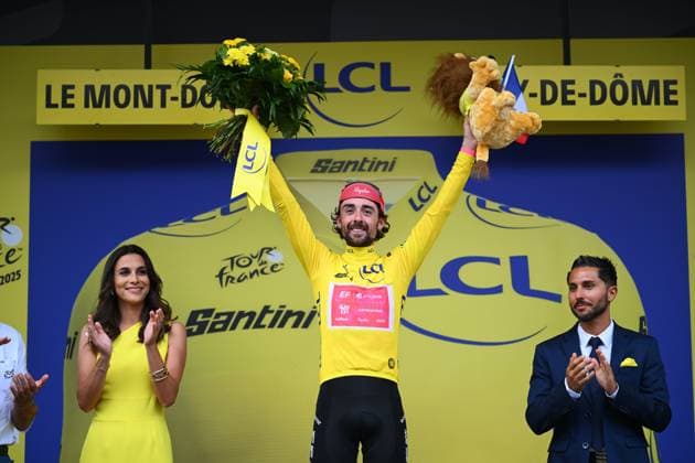 Tour de France 2025 Stage 10 LE MONT-DORE PUY DE SANCY, FRANCE - JULY 14 : Healy Ben (IRL) of EF Education - EasyPost on the podium with the yellow jersey during stage 10 of the 112th edition of Tour de France an UCI World Tour 2.UWT cycling road race stage for Men Elite of 163 km with start in Ennezat and finish in Le Mont-Dore Puy de Sancy on July 14, 2025 in Le Mont-Dore Puy de Sancy, France, 14 07 2025 ( Motordriver Kenny Verfaillie - Le Mont-Dore Puy de Sancy France  Copyright: xVincentxKalutx