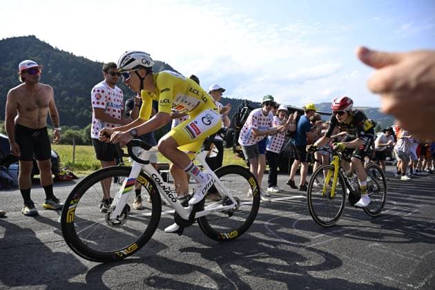 Tour de France 2025 Stage 10 LE MONT-DORE PUY DE SANCY, FRANCE - JULY 14 : Pogacar Tadej (SLO) of UAE Team Emirates - XRG, Vingegaard Jonas (DEN) of Team Visma - Lease a Bike in action during stage 10 of the 112th edition of Tour de France an UCI World Tour 2.UWT cycling road race stage for Men Elite of 163 km with start in Ennezat and finish in Le Mont-Dore Puy de Sancy on July 14, 2025 in Le Mont-Dore Puy de Sancy, France, 14 07 2025 ( Motordriver Kenny Verfaillie - Le Mont-Dore Puy de Sancy France  Copyright: xJanxDexMeuleneirx