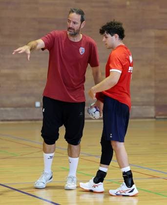 BAU 14.07.2025 Bietigheim Handball SG BBM Bietigheim Trainingsauftakt, v.l. Trainer Iker Romero, Neuzugang Max Prantner
