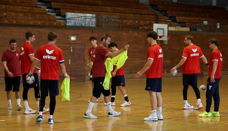 BAU 14.07.2025 Bietigheim Handball SG BBM Bietigheim Trainingsauftakt, Trainer Iker Romero (Mitte) teilt die Leibchen aus