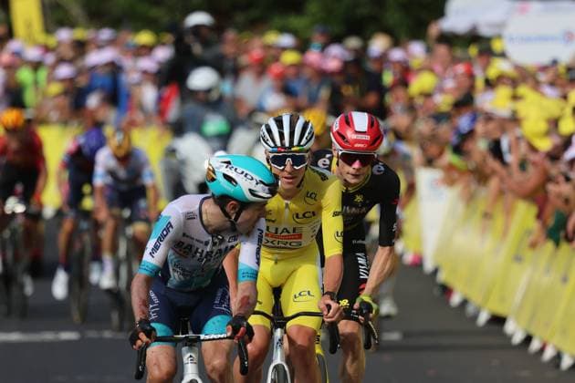 14-07-2025 Tour De France; Tappa 10 Ennezat - Le Mont Dore; 2025, Bahrain - Victorious; 2025, Uae Team Emirates - Xrg; 2025, Visma - Lease A Bike; Martinez, Lenny; Pogacar, Tadej; Vingegaard, Jonas; Le Mont Dore; 
