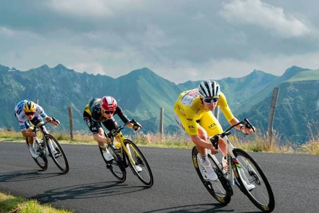 Cyclisme Tour De France Etape Ennezat Le Mont Dore, PHOTOPQR LA MONTAGNE Richard BRUNEL ; ; 14 07 2025 ; Cyclisme Tour De France Etape Ennezat Le Mont Dore, Evenepoel, Vingegaard, Pogacar, descente col croix saint robert, 14 07 2025 Photo Richard Brunel 07 14 2025; Cycling Tour De France Stage Ennezat Le Mont Dore, Evenepoel, Vingegaard, Pogacar, Saint Robert cross pass descent, France Copyright: xPHOTOPQR LAxMONTAGNE MAXPPPxRichardxBRUNELx 20250714LMT1420 20250714LMT1420