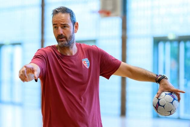 Bietigheim: HBL - 25 26 - SG BBM Bietigheim - Training Trainer Iker Romero (Bietigheim) Gestik Geste gestikuliert Bietigheim-Bissingen Sporthalle am Viadukt Baden-Württemberg Deutschland
