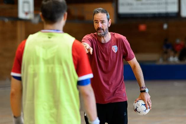 Bietigheim: HBL - 25 26 - SG BBM Bietigheim - Training Trainer Iker Romero (Bietigheim) Gestik Geste gestikuliert Bietigheim-Bissingen Sporthalle am Viadukt Baden-Württemberg Deutschland