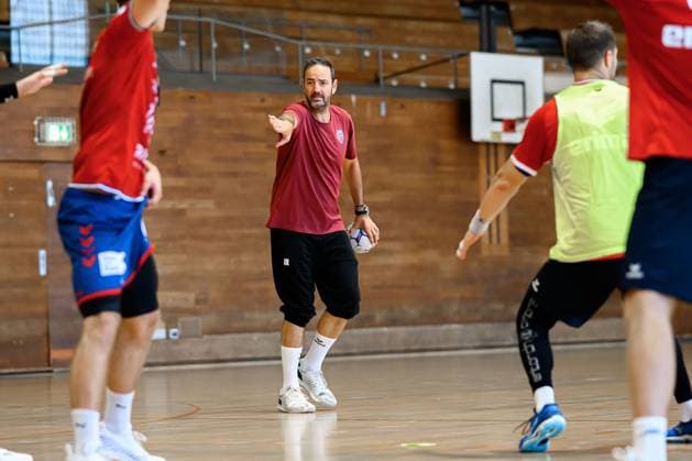 Bietigheim: HBL - 25 26 - SG BBM Bietigheim - Training Trainer Iker Romero (Bietigheim) Bietigheim-Bissingen Sporthalle am Viadukt Baden-Württemberg Deutschland