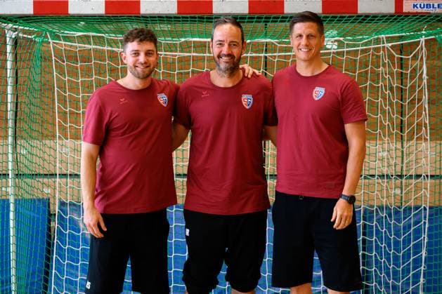 Bietigheim: HBL - 25 26 - SG BBM Bietigheim - Training v.li. Co-Trainer Manuel Schmidt (Bietigheim), Trainer Iker Romero (Bietigheim), Torwart-Trainer Jürgen Müller Bietigheim-Bissingen Sporthalle am Viadukt Baden-Württemberg Deutschland