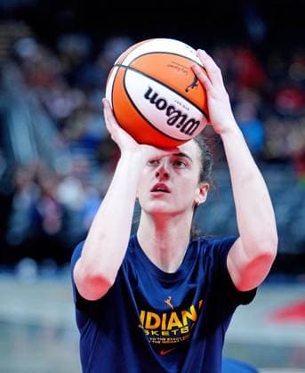 INDIANAPOLIS, IN - JULY 13: Indiana Fever guard Caitlin Clark (22) warms up before the game against the Dallas Wings on July 13, 2025, at Gainbridge Fieldhouse in Indianapolis, Indiana. (Photo by Brian Spurlock Icon Sportswire) WNBA, Basketball Damen, USA JUL 13 Dallas Wings at Indiana Fever EDITORIAL USE ONLY Icon250713160