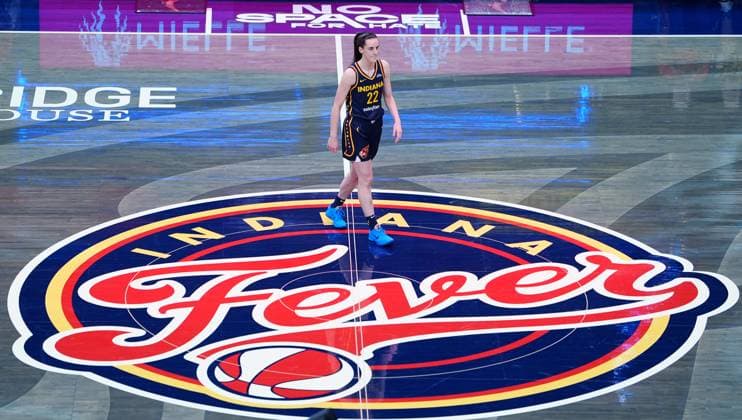 INDIANAPOLIS, IN - JULY 13: Indiana Fever guard Caitlin Clark (22) stands on the center court logo and waits for play to resume during a game against the Dallas Wings on July 13, 2025, at Gainbridge Fieldhouse in Indianapolis, Indiana. (Photo by Brian Spurlock Icon Sportswire) WNBA, Basketball Damen, USA JUL 13 Dallas Wings at Indiana Fever EDITORIAL USE ONLY Icon250713163