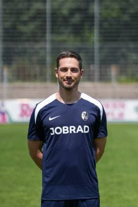 Nikos Karvouniaris (Mannschaftsarzt); SC Freiburg II; SC Freiburg U23; Regionalliga Südwest, Porträttermin 2025 2026, Freiburg Möslestadion Baden-Wuerttemberg Deutschland Copyright: xSTEINSIEK.CH PAAx