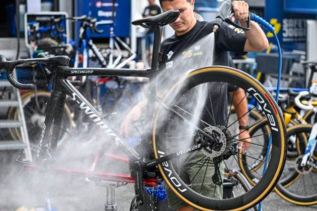 Tour de France 2025 First Restday TOULOUSE, FRANCE - JULY 15 : Soudal Quick-Step bikes being cleaned during the first restday of the 112th edition of Tour de France an UCI World Tour 2.UWT for Men Elite on July 15, 2025 in Toulouse, France, 15 07 2025 ( Motordriver Kenny Verfaillie - Toulouse France  Copyright: xJanxDexMeuleneirx