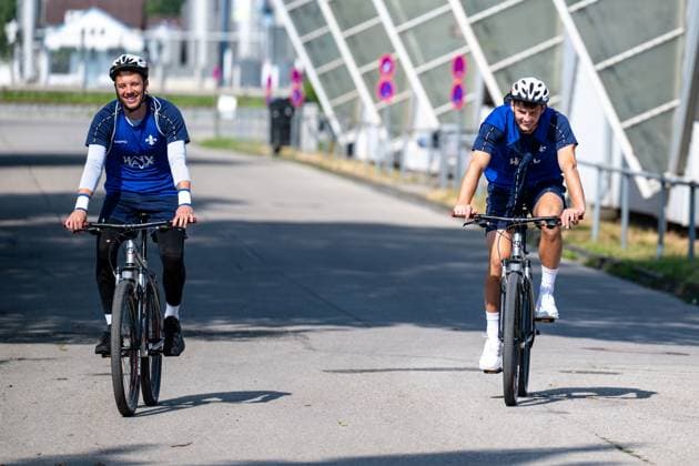 Alexander Brunst (SV Darmstadt 98, 30) und Bartosz Bialek (SV Darmstadt 98) auf dem weg zum Training, SV Darmstadt 98, Fussball, 2. Bundesliga, Trainingslager, 6. Tag, 15.07.2025. SV Darmstadt 98, Fussball, 2. Bundesliga, Trainingslager, 6. Tag, 15.07.2025. Bad Wörishofen