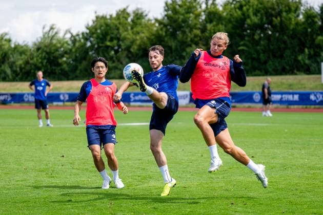 Matthias Bader (SV Darmstadt 98, 26) im Zweikampf mit Fynn Lakenmacher (SV Darmstadt 98, 19), dahinter Yosuke Furukawa (SV Darmstadt 98, 44), SV Darmstadt 98, Fussball, 2. Bundesliga, Trainingslager, 6. Tag, 15.07.2025. SV Darmstadt 98, Fussball, 2. Bundesliga, Trainingslager, 6. Tag, 15.07.2025. Bad Wörishofen