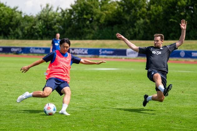 Yosuke Furukawa (SV Darmstadt 98, 44) im Zweikampf mit Immanuel Hoehn (SV Darmstadt 98, Analyst), SV Darmstadt 98, Fussball, 2. Bundesliga, Trainingslager, 6. Tag, 15.07.2025. SV Darmstadt 98, Fussball, 2. Bundesliga, Trainingslager, 6. Tag, 15.07.2025. Bad Wörishofen