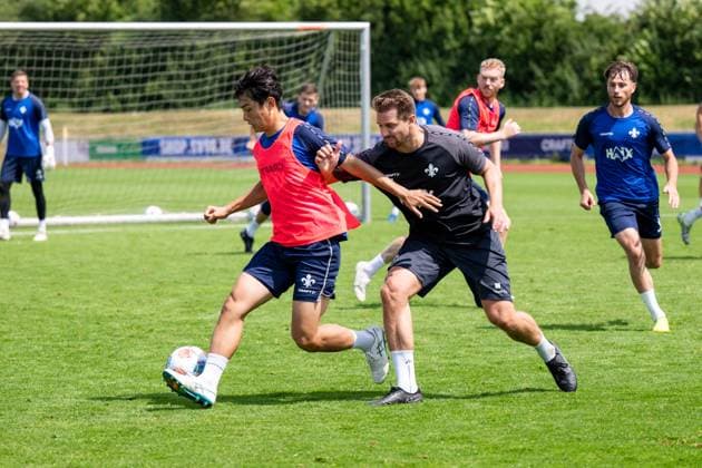 Yosuke Furukawa (SV Darmstadt 98, 44) im Zweikampf mit Immanuel Hoehn (SV Darmstadt 98, Analyst), SV Darmstadt 98, Fussball, 2. Bundesliga, Trainingslager, 6. Tag, 15.07.2025. SV Darmstadt 98, Fussball, 2. Bundesliga, Trainingslager, 6. Tag, 15.07.2025. Bad Wörishofen