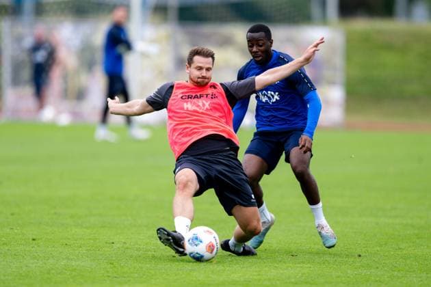 Immanuel Hoehn (SV Darmstadt 98, Analyst) im Zweikampf mit Merveille Papela (SV Darmstadt 98, 21) SV Darmstadt 98, Fussball, 2. Bundesliga, Trainingslager, 6. Tag, 15.07.2025. SV Darmstadt 98, Fussball, 2. Bundesliga, Trainingslager, 6. Tag, 15.07.2025. Bad Wörishofen