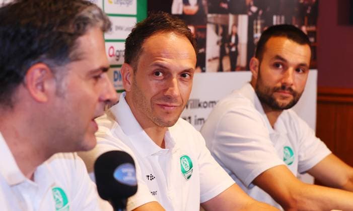 SC DHfK Handball - Trainer Raul Alonso Leipzig, 15.07.2025, Champions Sportsbar by Marriott , SC DHfK Handball, Bundesliga - Pressekonferenz Trainervorstellung , Raul Alonso ist neuer Cheftrainer von Bundesligist SC DHfK , Im Bild v.l. Geschäftsführer Karsten Günther Guenther (Leipzig), Raul Alonso und Bastian Roschek (DHfK Handball Sportdirektor) ,