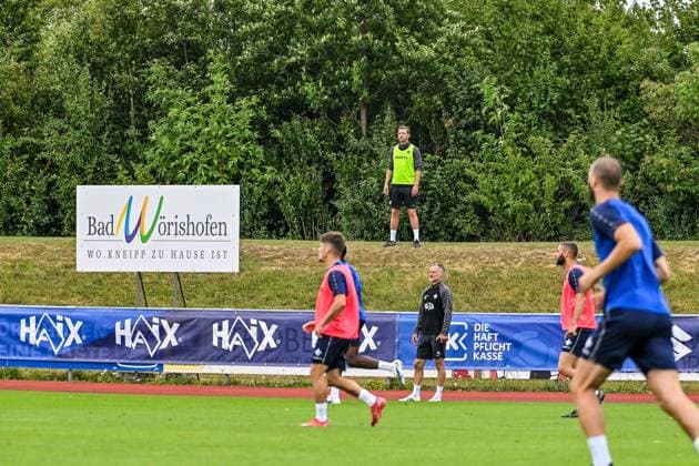 GER, 2. BL, SV Darmstadt 98, Trainingslager in Bad Wörishofen 15.07.2025, Stadion Am Unteren Hart, Bad Wörishofen, GER, 2. BL, SV Darmstadt 98, Trainingslager in Bad Wörishofen, im Bild Florian Kohfeldt (Darmstadt) verfolgt das Training