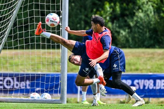 GER, 2. BL, SV Darmstadt 98, Trainingslager in Bad Wörishofen 15.07.2025, Stadion Am Unteren Hart, Bad Wörishofen, GER, 2. BL, SV Darmstadt 98, Trainingslager in Bad Wörishofen, im Bild Alexander Brunst (Darmstadt, 30) verfolgt akrobatischen Einsatz von Othmane El Idrissi (Darmstadt, 47)