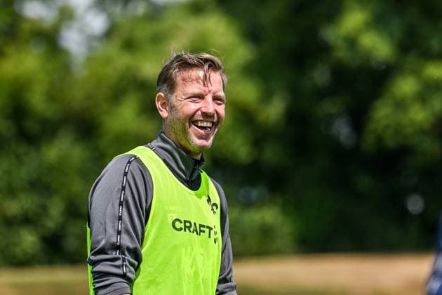 GER, 2. BL, SV Darmstadt 98, Trainingslager in Bad Wörishofen 15.07.2025, Stadion Am Unteren Hart, Bad Wörishofen, GER, 2. BL, SV Darmstadt 98, Trainingslager in Bad Wörishofen, im Bild Florian Kohfeldt (Darmstadt) ist gut gelaunt, freut sich