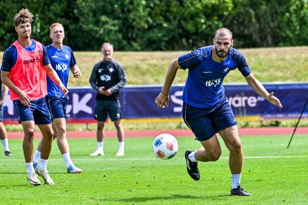 GER, 2. BL, SV Darmstadt 98, Trainingslager in Bad Wörishofen 15.07.2025, Stadion Am Unteren Hart, Bad Wörishofen, GER, 2. BL, SV Darmstadt 98, Trainingslager in Bad Wörishofen, im Bild Aleksandar Vukotic (Darmstadt, 20) hat den Ball im Blick