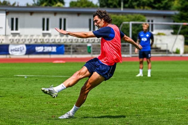 GER, 2. BL, SV Darmstadt 98, Trainingslager in Bad Wörishofen 15.07.2025, Stadion Am Unteren Hart, Bad Wörishofen, GER, 2. BL, SV Darmstadt 98, Trainingslager in Bad Wörishofen, im Bild Fraser Hornby (Darmstadt, 9), Koerperhaltung nach Volleyschuss