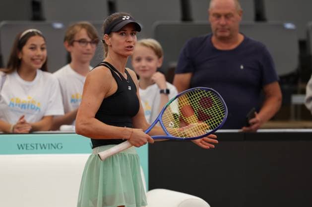 GER, Hamburg, xFSx, ATP250 Frauen-Tennistunier , MSC Hamburg Ladies Open 2025 , Round of 32 , 15.07.2025 v.l. Anna Bondar (HUN) bedankt sich bei den Zuschauer Copyright: HMBxMedia FernandoxSoares