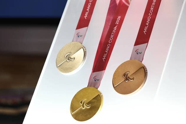 Milano Cortina 2026, Die Medaillen (250715) -- VENICE, July 15, 2025 -- The medals for Milano Cortina 2026 Paralympic Winter games, Winterspiele,Spiele, Summer games are displayed during the unveiling ceremony in Palazzo Balbi, Venice, Italy, on July 15, 2025. ) (SP)ITALY-VENICE-MILANO CORTINA 2026-MEDALS LixJing 