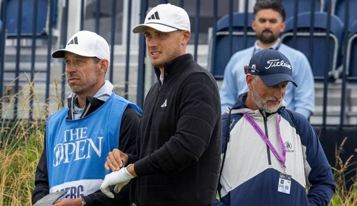 Portrush, Nordirland 2025-07-15 The Open Golf herrar Tisdag träningsdag Ludvig Aberg Sverige gar ut pa sin första träningsrunda inför The Open pa Royal Portrush. Här med sin caddie Joe Skovron (tv) och tränaren Hans Andersson (th). Portrush Storbritannien xx