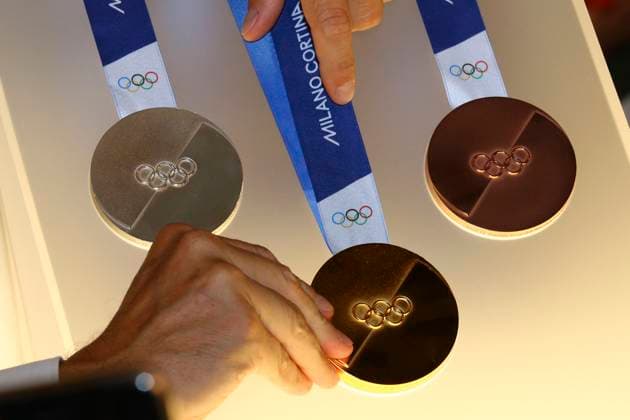 Milano Cortina 2026, Die Medaillen Milan Cortina 2026 Olympic and Paralympic Games Medals Presentation at Palazzo Balbi in Venice, Italy - July 15, 2025 - Sports (photo Paola Garbuio LaPresse) Presentazione delle Medaglie dei Giochi Olimpici e Paraolimpici di Milano Cortina 2026 a Palazzo Balbi a Venezia, Italia - 15 Luglio 2025 - (foto Paola Garbuio LaPresse) Presenti La campionessa olimpica di nuoto Federica Pellegrini, Francesca Porcellato Atleta paralimpica italiana, Il Presidente della Regione Veneto Luca Zaia, il Presidente della Fondazione Milano Cortina 2026 Giovanni MalagÃ² e il CEO Andrea Varnier, il Vicepresidente del Consiglio e Ministro delle Infrastrutture e dei Trasporti Matteo Salvini, il Ministro per lo Sport e i Giovani Andrea Abodi (in collegamento), il Presidente della Regione Lombardia Attilio Fontana, il Presidente del CONI Luciano Buonfiglio e il Presidente del CIP Marco Giunio De Sanctis.  Copyright: xPaolaxGarbuio Lapressex