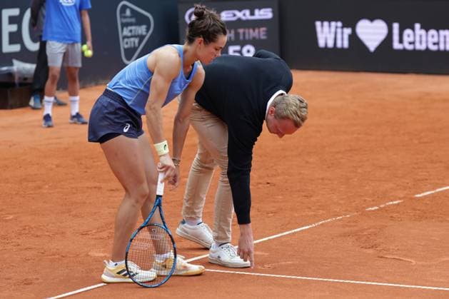 GER, Hamburg, xFSx, ATP250 Frauen-Tennistunier , MSC Hamburg Ladies Open 2025 , Round of 32 , Sechzehntelfinale ,15.07.2025 v.l. Lois Boisson (FRA) überprüft mit dem Schiedsrichter ob der Ball im Spielfeldt gelandet ist Copyright: HMBxMedia FernandoxSoares
