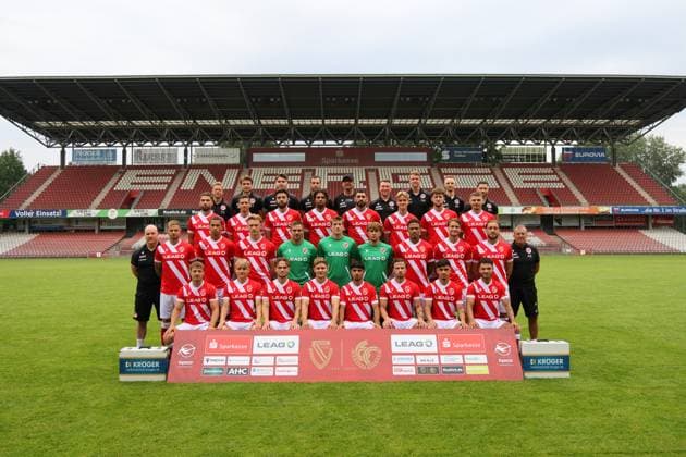 FC Energie Cottbus; 3.Liga, Porträttermin 2025 2026, , hi. Reihe v. li.: Tim Schneider (Athletiktrainer), Julian Thies (Video-Analyst), Marvin Gordon Jahn (Torwartrainer), Gianluca Fraternali (Athletiktrainer), Claus-Dieter Wollitz (Cheftrainer), Tobias Röder (Co-Trainer), Anton Wittmann (Torwarttrainer), Bruno Martin (Physiotherapeut), Bastian Rost (Physiotherapeut) 3. Reihe v. li.: Romarjo Hajrulla, Axel Borgmann, Dominik Pelivan, Leon Guwara, Tolcay Cigerci, Lukas Michelbrink, Tim Campulka, Erik Engelhardt 2. Reihe v. li.: Andre Günther (Mannschaftsleiter); Timmy Thiele, Nyamekye Awortwie-Grant, Ted Tattermusch, Alexander Sebald, Elias Bethke, Adam Laszcynski, Justin Butler, Moritz Hannemann, Dennis Slamar; Andre Robock (Assistent Mannschaftsleiter) v. Reihe v. li.: Jonas Hofmann, Finn Heidrich, Janis Juckel, Erik Tallig, Can Moustfa, Henry Rorig, Jannis Boziaris, Theo Ogbidi Fussball 3. Liga 2025 2026 Offizielles FC Energie Cottbus