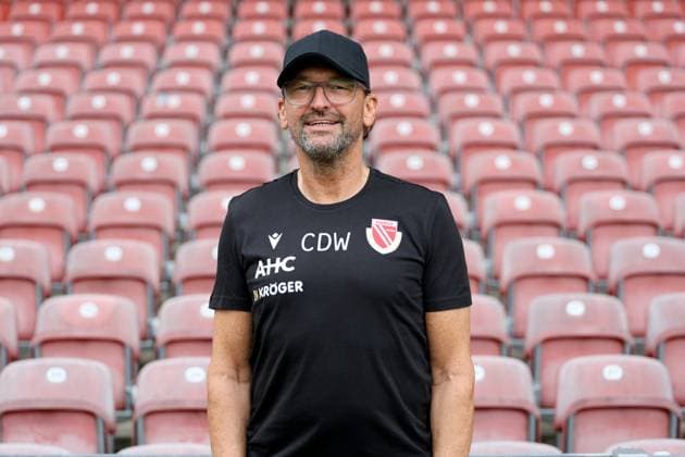 Claus-Dieter Wollitz (Cheftrainer); FC Energie Cottbus; 3.Liga, Porträttermin 2025 2026 Fussball 3. Liga 2025 2026 Offizieller Portraitermin FC Energie Cottbus