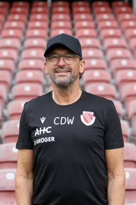 Claus-Dieter Wollitz (Cheftrainer); FC Energie Cottbus; 3.Liga, Porträttermin 2025 2026 Fussball 3. Liga 2025 2026 Offizieller Portraitermin FC Energie Cottbus