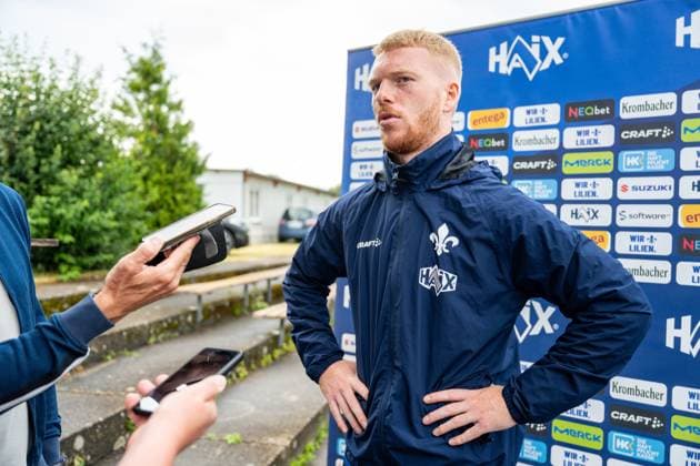 Kai Klefisch (SV Darmstadt 98, 17) spricht in einer Medienrunde, SV Darmstadt 98, Fussball, 2. Bundesliga, Trainingslager, 6. Tag, 15.07.2025. SV Darmstadt 98, Fussball, 2. Bundesliga, Trainingslager, 6. Tag, 15.07.2025. Bad Wörishofen