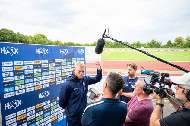 Kai Klefisch (SV Darmstadt 98, 17) spricht in einer Medienrunde, SV Darmstadt 98, Fussball, 2. Bundesliga, Trainingslager, 6. Tag, 15.07.2025. SV Darmstadt 98, Fussball, 2. Bundesliga, Trainingslager, 6. Tag, 15.07.2025. Bad Wörishofen