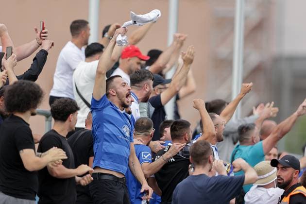 Fans von Drita jubeln nach dem 0:2 jubelt, freut sich, Jubel, Freude, Zuschauer 15.07.2025 Fussball Champions League Qualifikation, 1. Runde, Rückspiel, Saison 2025-2026 15.07.2025 FC Differdingen 03 (LUX) - FC Drita (XKX) (Differdange) Stade Municipal de la Ville de Differdange, Differdingen