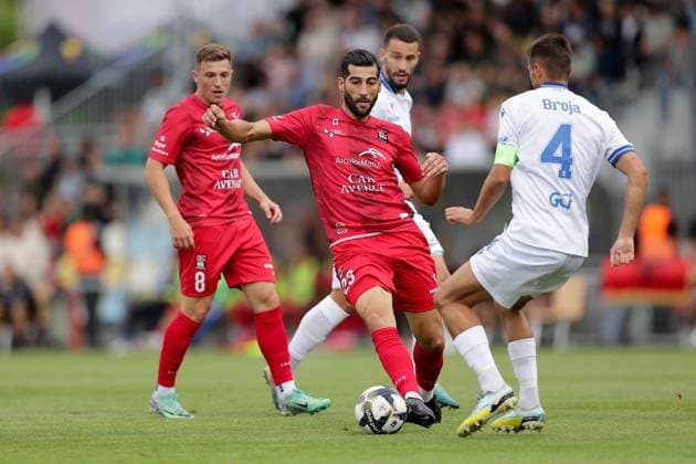 Samir Hadji (Differdange 23) im Zweikampf mit Rron Broja (Kapitän Drita 4), links Bruno Reis (Differdange 8) 15.07.2025 Fussball Champions League Qualifikation, 1. Runde, Rückspiel, Saison 2025-2026 15.07.2025 FC Differdingen 03 (LUX) - FC Drita (XKX) (Differdange) Stade Municipal de la Ville de Differdange, Differdingen