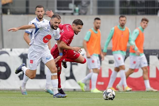 Artur Abreu (Differdange 10) im Zweikampf mit Besnik Krasniqi (Drita 2) 15.07.2025 Fussball Champions League Qualifikation, 1. Runde, Rückspiel, Saison 2025-2026 15.07.2025 FC Differdingen 03 (LUX) - FC Drita (XKX) (Differdange) Stade Municipal de la Ville de Differdange, Differdingen