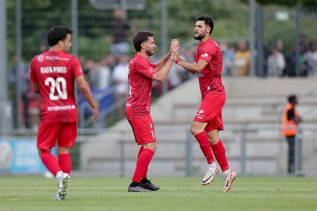 Theo Brusco (Differdange 5) jubelt, freut sich, Jubel, Freude nach dem Tor zum 1:2 mit Juan Bedouret (Differdange 14) 15.07.2025 Fussball Champions League Qualifikation, 1. Runde, Rückspiel, Saison 2025-2026 15.07.2025 FC Differdingen 03 (LUX) - FC Drita (XKX) (Differdange) Stade Municipal de la Ville de Differdange, Differdingen