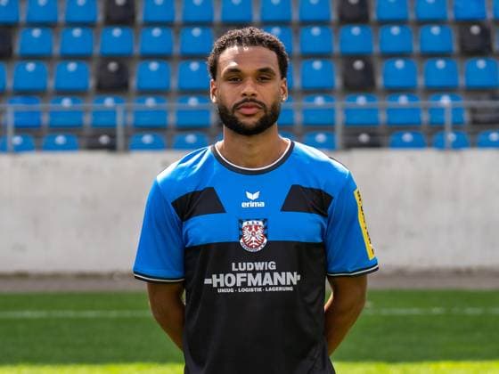 15.07.2025, xhfmx, Fussball Regionalliga Suedwest, FSV Frankfurt - Fototermin Saison 2025 26 Emmanuel McDonald (FSV Frankfurt) (DFL DFB REGULATIONS PROHIBIT ANY USE OF PHOTOGRAPHS as IMAGE SEQUENCES and or QUASI-VIDEO) Frankfurt am Main